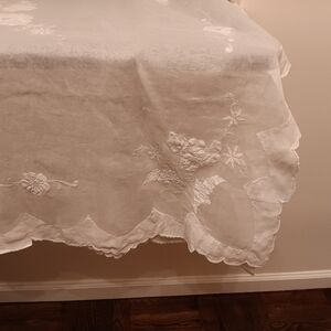Antique White Table Cloth & Napkins